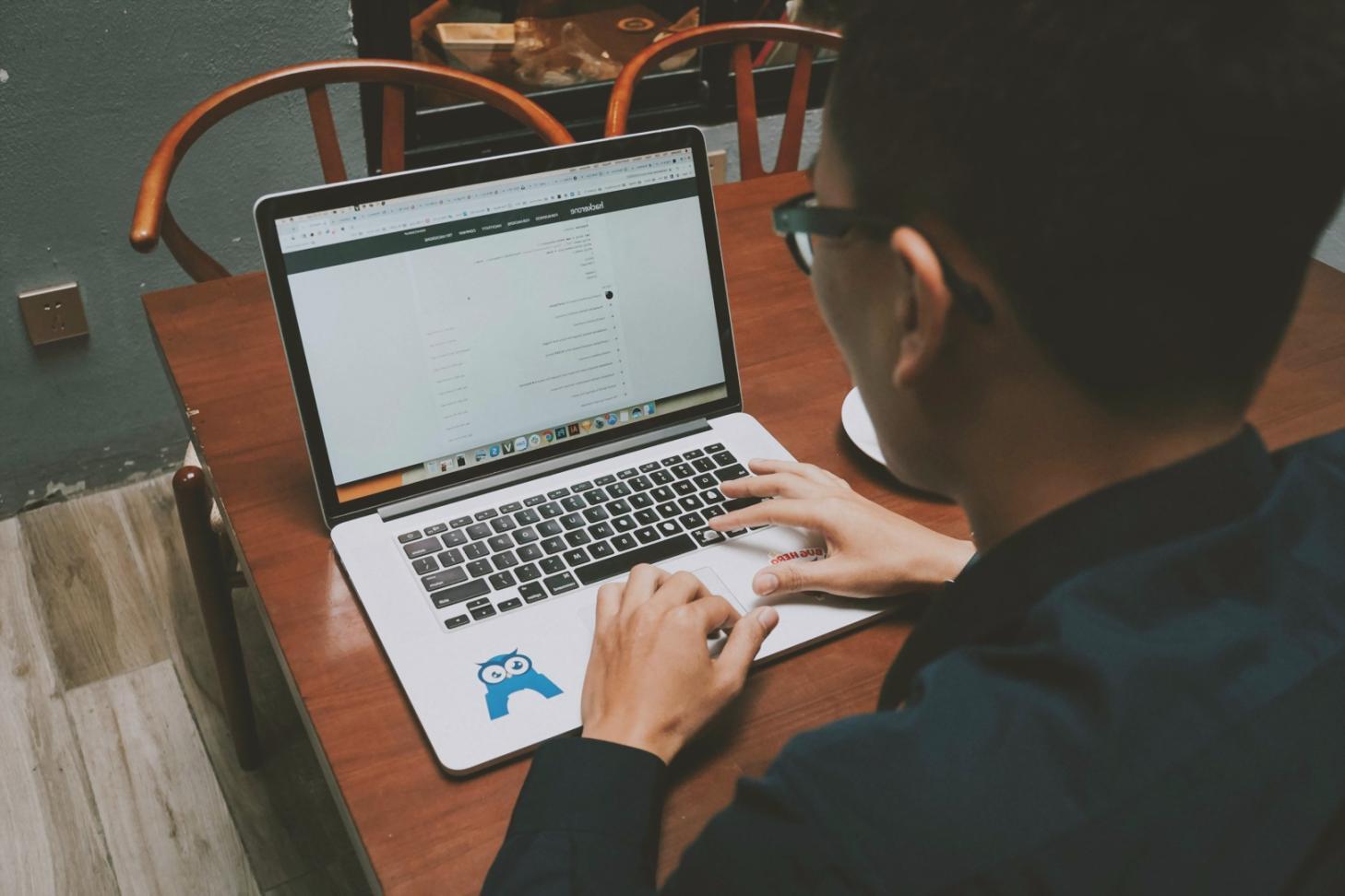 Sesiune practică de analiză financiară - participanți lucrând cu date reale